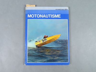 un livre sur lequel figure l'image d'un hors-bord dans l'eau