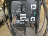 une machine posée sur le sol de la pièce