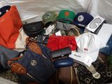 de nombreux sacs et chapeaux de toutes sortes dans une valise
