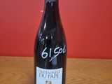une bouteille de vin posée sur une table