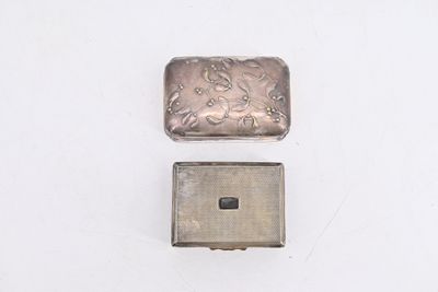 une petite boîte en argent ornée d'une image et une boîte en argent encore plus petite, également ornée d'une image