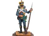 statue d'un soldat en uniforme tenant un fusil, posée sur un socle en bois