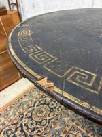 Table ronde avec plateau gainé de cuir à décor de rosace et … (photo 5)