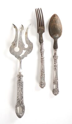 ENSEMBLE DE COUVERTS DE SERVICE en argent fourré, les manche…