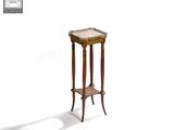 une petite table avec un plateau en marbre posée sur un piédestal