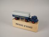 un camion jouet posé sur une boîte