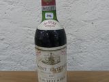 une bouteille de vin posée sur une table