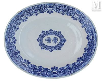 une image représentant une assiette bleue et blanche ornée d'un motif