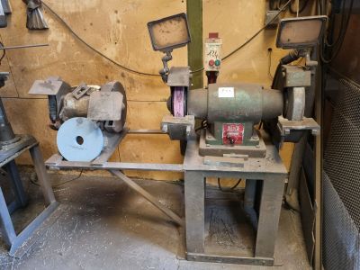 une machine posée sur une table dans une pièce