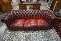 Joli ensemble de salon Chesterfield en cuir composé de trois… (photo 2)