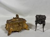 paire de figurines anciennes en bronze représentant une femme et un homme