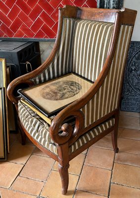 une chaise posée devant un vieux téléviseur