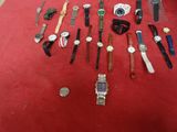 tout un tas de montres posées sur un tapis rouge