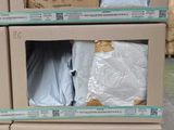 boîtes empilées les unes sur les autres sur une palette dans un entrepôt