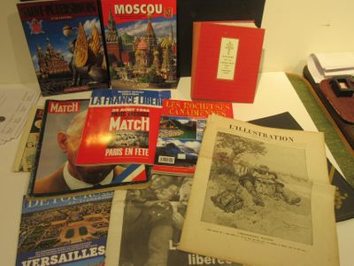 plusieurs livres sont posés sur une table les uns à côté des autres