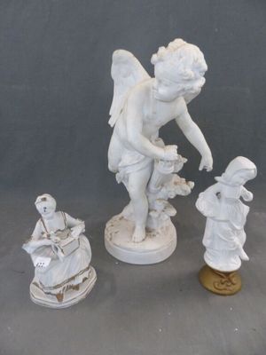 trois figurines assises sur une table