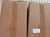 Dans un entrepôt, des cartons sont empilés les uns sur les autres