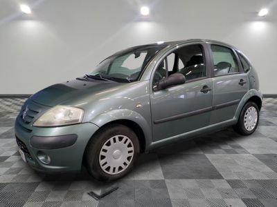 une petite voiture garée sur un sol en damier