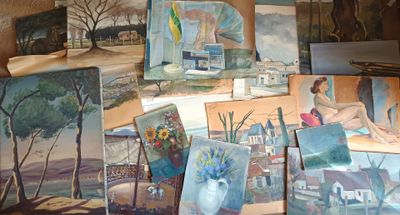 de nombreux tableaux exposés dans une pièce où un tableau est accroché au mur
