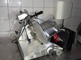 une machine posée sur le comptoir d'une cuisine