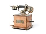 un téléphone à l'ancienne exposé sur une surface blanche