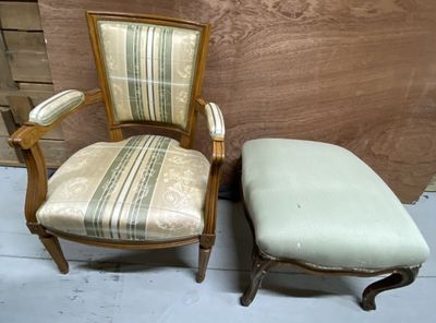 deux chaises et un repose-pieds dans une pièce