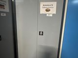 une affiche sur la porte de toilettes publiques