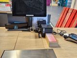 un bureau sur lequel se trouvent un écran, un clavier et un téléphone portable