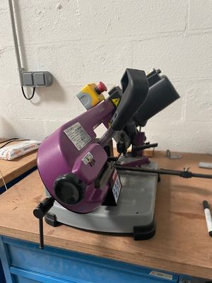 une machine violette posée sur un établi