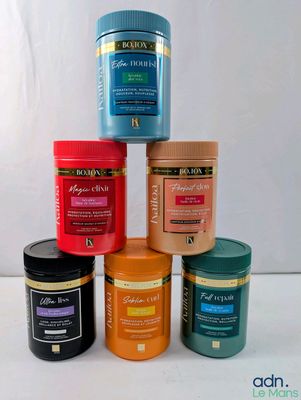 un ensemble de produits capillaires de différents types empilés les uns sur les autres