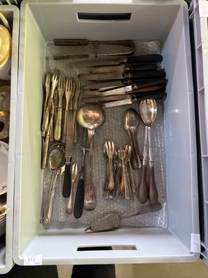 une boîte blanche remplie d'argenterie et de cuillères en argent