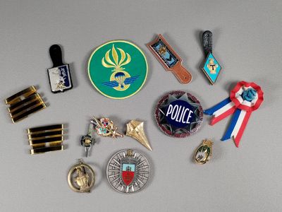 beaucoup de pin's et de badges posés sur une table
