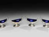 un ensemble de quatre verres à pied en verre argenté et bleu cobalt