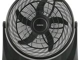 un ventilateur noir posé sur un support, sur fond blanc