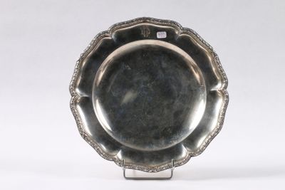 un plateau d'argent antique sur un support sur fond blanc