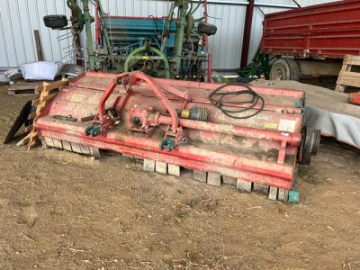 un tracteur et une charrue posés dans la terre