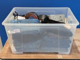 un bac en plastique contenant beaucoup de vêtements