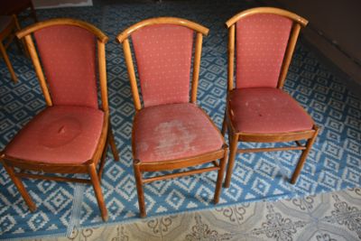 chaises bois, assise et dossier tissu rouge, dont 4 abimées, en l'état
