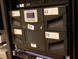 un rack contenant tout un tas d'équipements électroniques