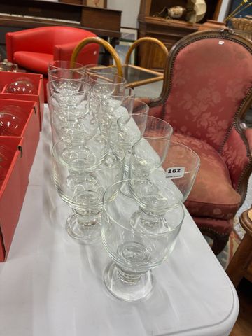 Suite de 13 verres sur pied en cristal dont 1 signé Thomas.