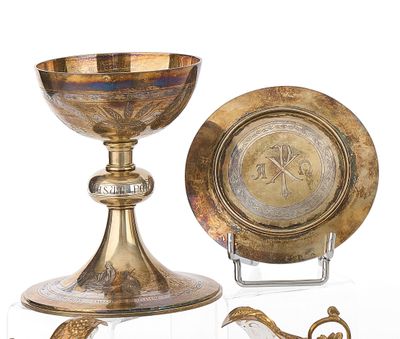 une assiette en or et un bol en argent posés sur un socle