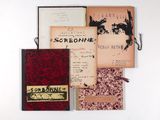 plusieurs vieux livres sont alignés sur une surface blanche