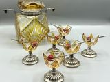 un grand nombre d'objets en verre posés sur une table