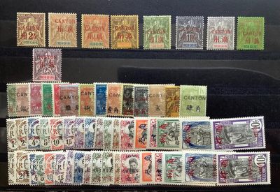 de nombreux timbres exposés dans une vitrine