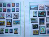 deux pages d'un livre sur lesquelles figurent des timbres