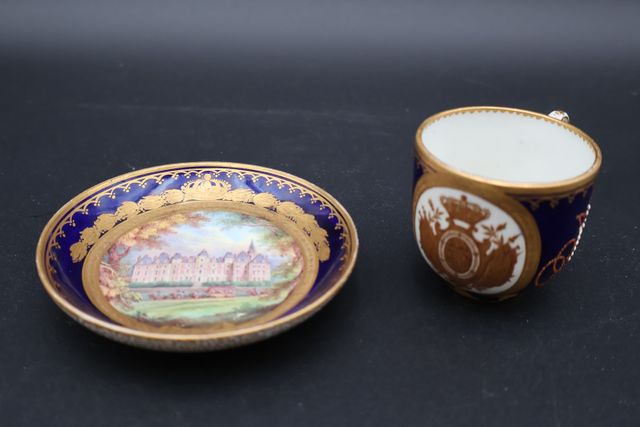 Tasses et soucoupe à sa Majesté la Reine des français LR 1831, (i...