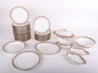 un grand nombre d'assiettes posées sur une table