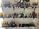de nombreuses bouteilles de bière sur les rayons du magasin