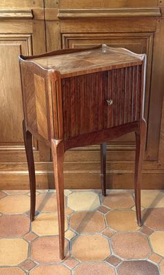 une petite table en bois surmontée d'un tiroir