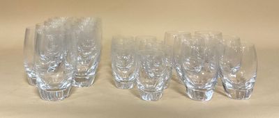 six verres à vin transparents sont alignés sur une table